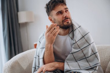 Üzgün, ağlayan, depresyon. Hasta adam evde kendini kötü hissediyor..