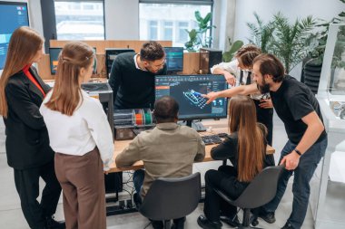 İş projesi, bilgisayarla. Tasarımcı takımı ofiste birlikte..