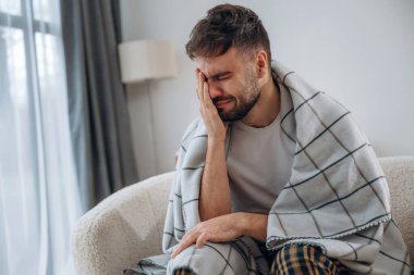 Üzgün, ağlayan, depresyon. Hasta adam evde kendini kötü hissediyor..