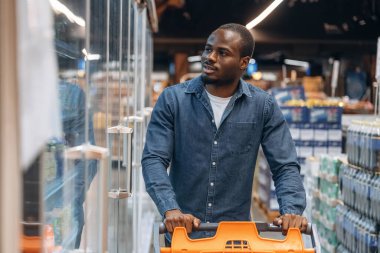 Mal arıyorum. Erkek müşteri süpermarkette..