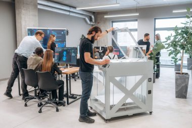 Yüksek kalite 3D yazıcı. Ofiste insanlar var..