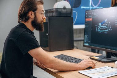 3D yazıcılı bilgisayar. İnsan modern ofiste, tek kişidir..