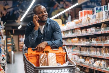 Telefonum çalıyor. Erkek müşteri süpermarkette..