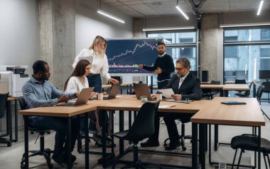 Veri ekranda. Bir grup ofis çalışanı içeride birlikte..