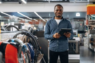 İşçi ev aletleri mağazasında..