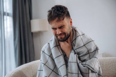 Boğaz ağrısı. Hasta adam evde kendini kötü hissediyor..