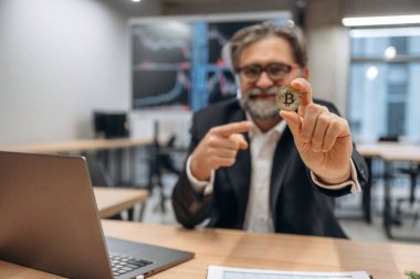 Elindeki modern şifreli para. Kıdemli adam modern ofiste..