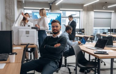 Resmi kıyafet. Bir grup ofis çalışanı içeride birlikte..