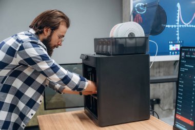 İnsan modern ofiste, tek kişidir..