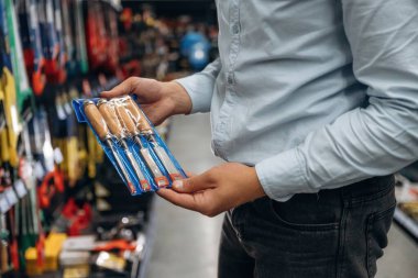 Hırdavatçıda adamın elinin detaylı yakın görüntüsü..