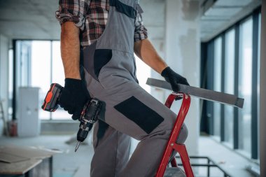 Bitmemiş odayı yenileyen işçinin yakın görüntüsü.