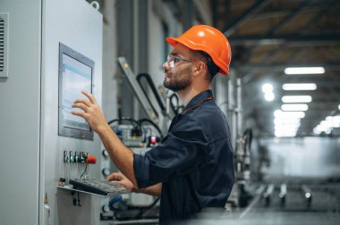 Makineyi çalıştırıyorum. İnsanlar modern fabrikada çalışıyor..