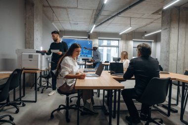 Ofiste birlikte. Bir grup işçi içeride..