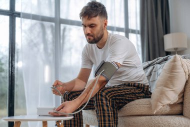 Kan basıncı ölçülüyor. Hasta adam evde kendini kötü hissediyor..