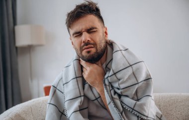 Boğaz ağrısı. Hasta adam evde kendini kötü hissediyor..
