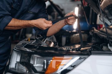 Araç servis istasyonundaki tamircinin görüntüsünü kapat.