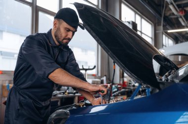 Benzin istasyonu meşgul. Tamirci çalışıyor..