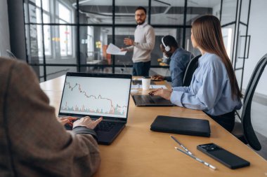 Planı tartışıyoruz. Profesyonel işçiler modern ofiste birlikte çalışıyorlar..