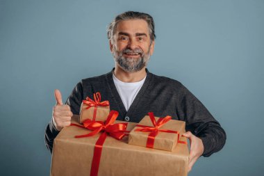 Yeni yıl hediyeleri. Sunbae stüdyoda arka planda bekliyor..