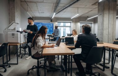 Ofiste birlikte. Bir grup işçi içeride..