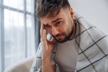 Kötü, kötü bir baş ağrısı. Hasta adam evde kendini kötü hissediyor..