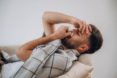 Yatakta. Hasta adam evde kendini kötü hissediyor..