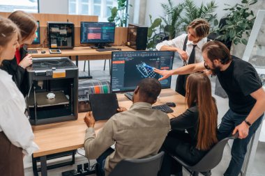 İş projesi, bilgisayarla. Tasarımcı takımı ofiste birlikte..