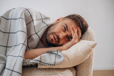 Yatakta. Hasta adam evde kendini kötü hissediyor..