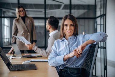 İnsanların çeşitliliği. Profesyonel işçiler modern ofiste birlikte çalışıyorlar..