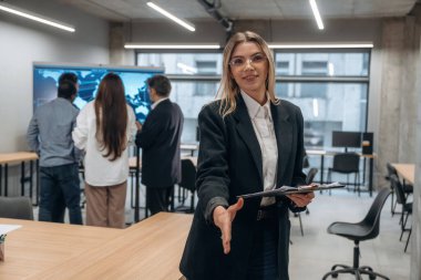 Kadının ön görüntüsü. Bir grup ofis çalışanı içeride birlikte..