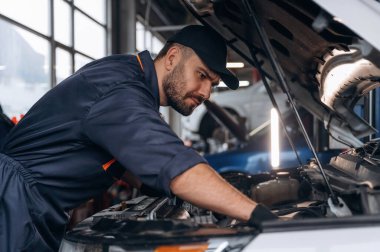 Meşgul, iş devam ediyor. Tamirci bir araba istasyonunda..