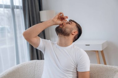 Göz damlası, görme duyusu. Hasta adam evde kendini kötü hissediyor..