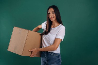 Teslimat servisi, bekleme kutusu. Genç ve güzel bir kadın arka plana karşı..
