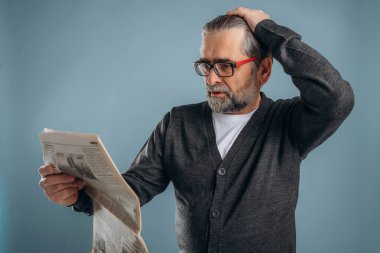 Gazete okuyorum. Sunbae stüdyoda arka planda bekliyor..
