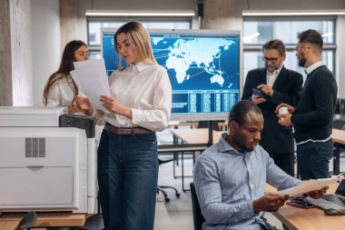 Ofiste birlikte. Bir grup işçi içeride..