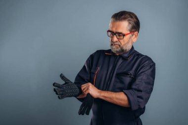 Sunbae stüdyoda arka planda bekliyor..