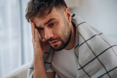 Kötü, kötü bir baş ağrısı. Hasta adam evde kendini kötü hissediyor..