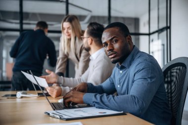 Meslektaşlar birliktedir. Profesyonel işçiler modern ofiste..