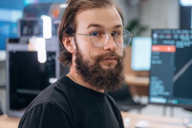 Modern ofisteki adam portresi, 3D baskı tasarımcısı..