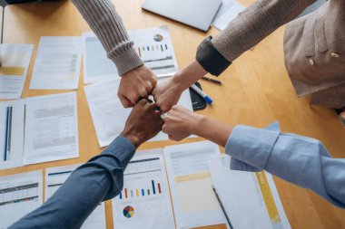 Yumruk yumruğa. Ofis çalışanlarının ellerine yakından bakmak, takım çalışması kavramı..