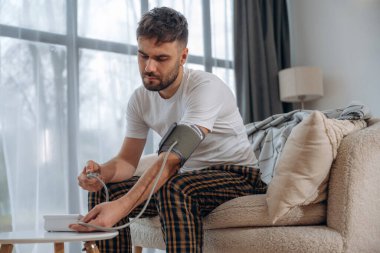 Kan basıncı ölçülüyor. Hasta adam evde kendini kötü hissediyor..