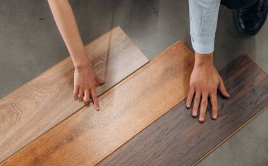 Parke seçiyorum. Erkek ve kadın hırdavatçıdalar..