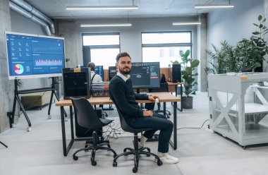 3D yazdırma yazılımı kullanılıyor. Tasarımcı takımı ofiste birlikte..