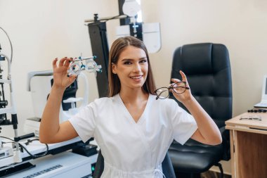 Genç bayan göz doktoru kabinede..