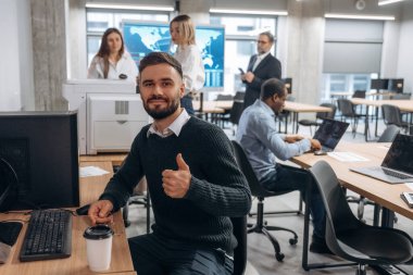 Resmi kıyafet. Bir grup ofis çalışanı içeride birlikte..