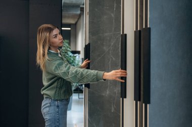 Kadın hırdavatçı dükkanında, alışveriş konsepti..