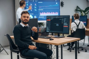 3D yazdırma yazılımı kullanılıyor. Tasarımcı takımı ofiste birlikte..