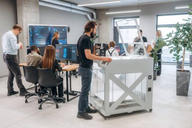 Yüksek kalite 3D yazıcı. Ofiste insanlar var..