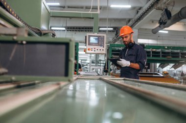 Pencerelerin üretimi. İnsanlar modern fabrikada çalışıyor..