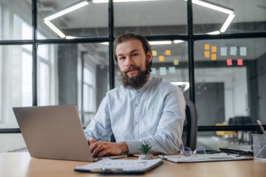 İyi hissediyorum, olumlu. İşadamı ofiste çalışıyor..